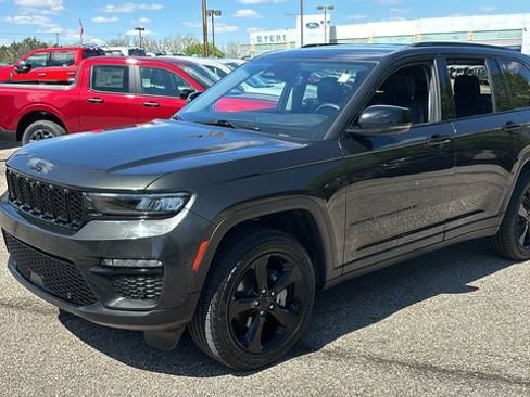 Used 2023 Jeep Grand Cherokee Limited w/ Luxury Tech Group II AWD/4WD image 2
