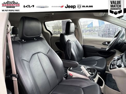 Used 2024 Chrysler Pacifica Touring-L image 30