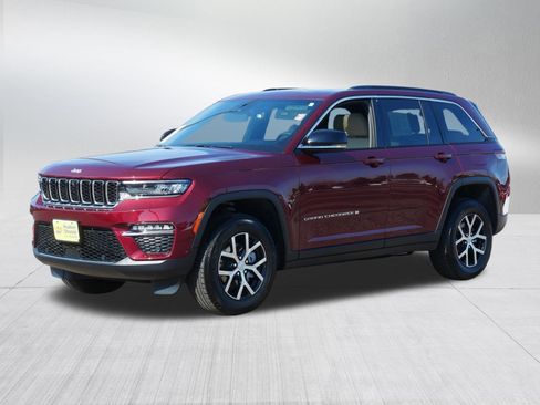 Used 2025 Jeep Grand Cherokee Limited w/ Luxury Tech Group II image 3