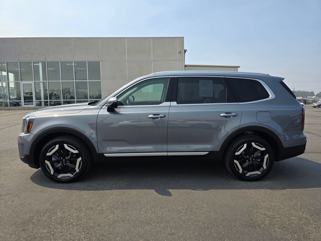 Used 2025 Kia Telluride EX w/ EX Captain's Chair Package AWD/4WD image 3
