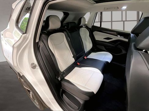 Used 2025 Volkswagen Tiguan SE AWD/4WD image 25