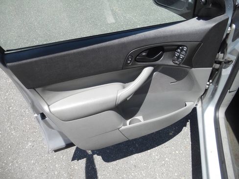 Used 2006 Ford Focus SES FWD image 27