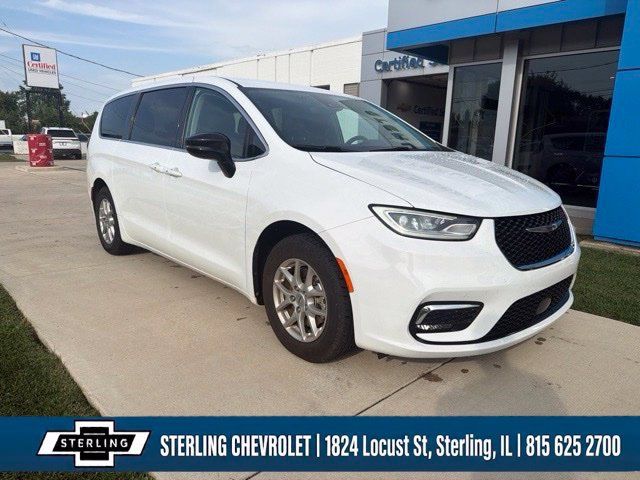 Used 2024 Chrysler Pacifica Touring-L FWD image 7
