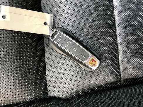 Used 2021 Porsche Taycan image 10