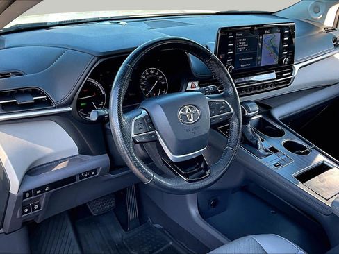 Certified 2022 Toyota Sienna Limited FWD image 17