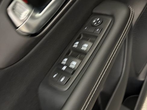 Used 2026 Chrysler Pacifica Select FWD image 24