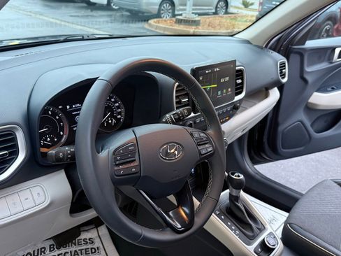 Used 2020 Hyundai Venue image 32
