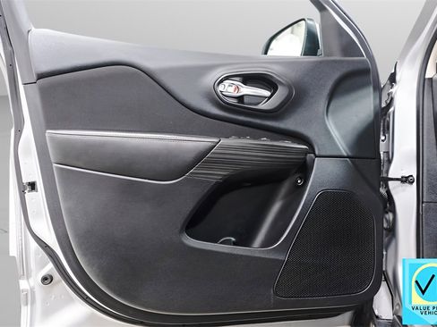 Used 2017 Jeep Cherokee Latitude w/ Cold Weather Group image 24