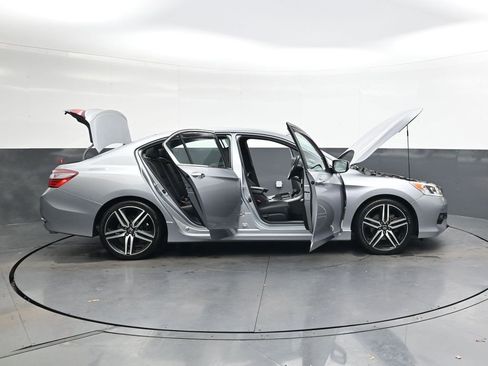 Used 2017 Honda Accord Sport image 41