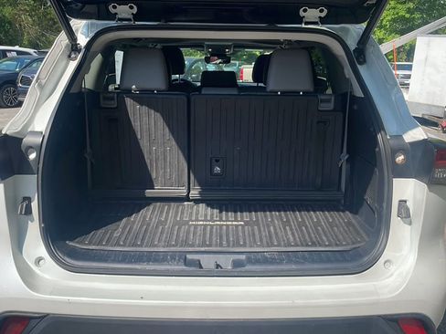 Used 2023 Toyota Highlander XLE AWD/4WD image 8