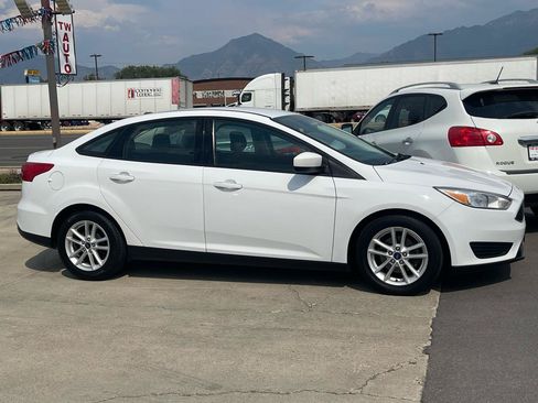 Used 2018 Ford Focus SE FWD image 4
