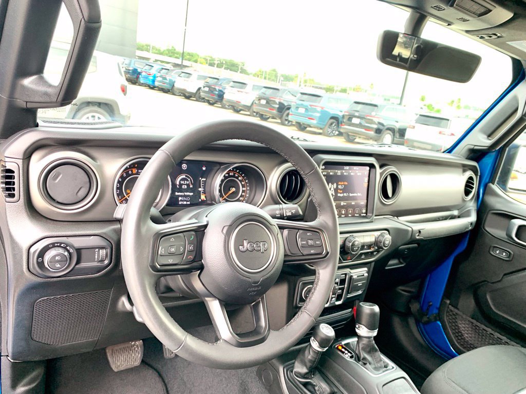Used 2023 Jeep Gladiator Sport AWD/4WD image 15