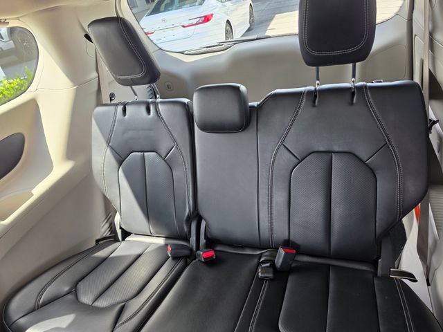 Used 2023 Chrysler Pacifica Touring-L FWD image 18
