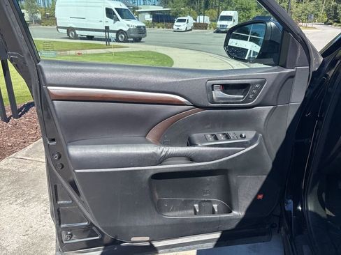 Used 2016 Toyota Highlander Limited FWD image 41
