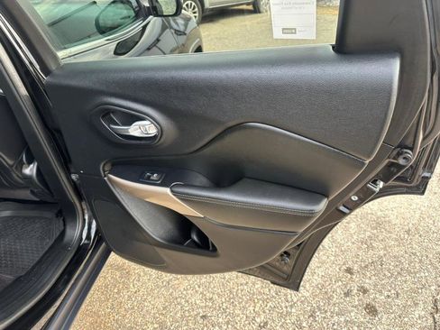 Used 2017 Jeep Cherokee Latitude w/ Comfort/Convenience Group image 18