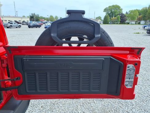Used 2025 Jeep Wrangler Unlimited Sahara AWD/4WD image 22