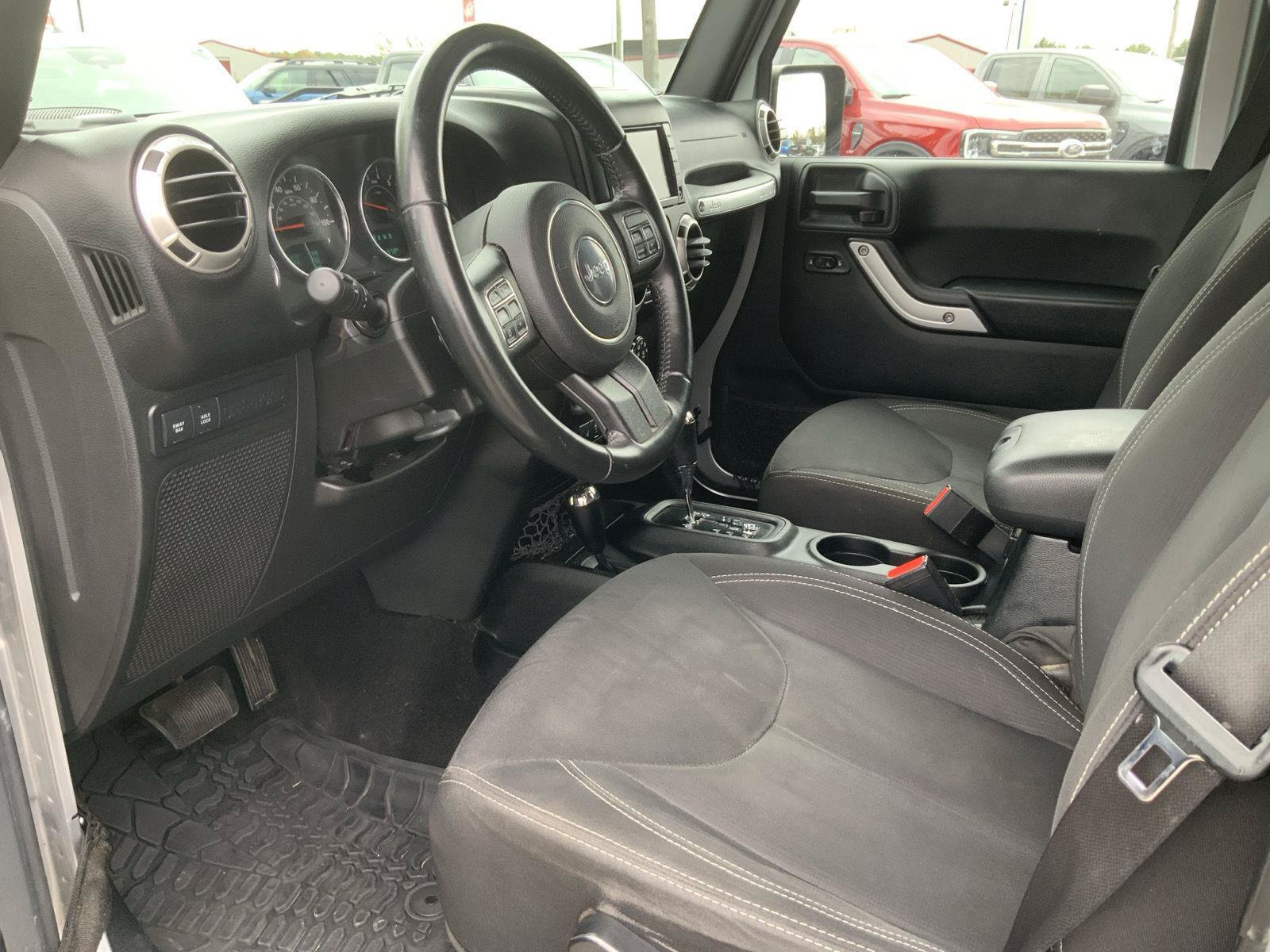Used 2017 Jeep Wrangler Unlimited Rubicon w/ Cold Weather Group AWD/4WD image 19