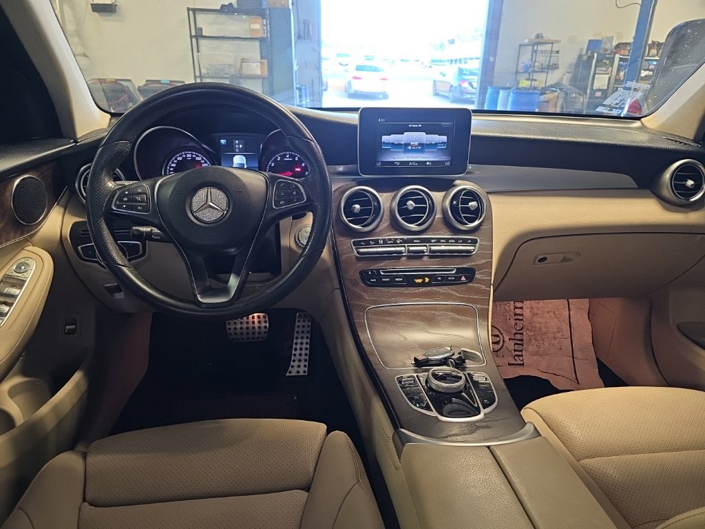 Used 2019 Mercedes-Benz GLC 300 w/ Premium Package image 4