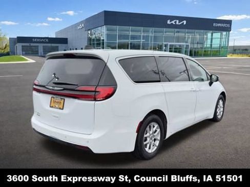 Used 2023 Chrysler Pacifica Touring-L FWD image 8
