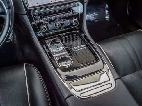 Used 2019 Jaguar XJ R-Sport image 30