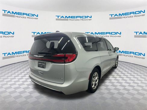 Used 2024 Chrysler Pacifica Limited image 5