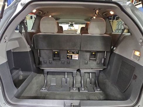 Used 2020 Toyota Sienna L image 22