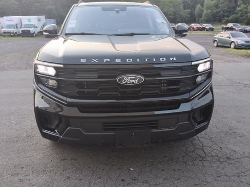 Used 2025 Ford Expedition Active RWD image 3