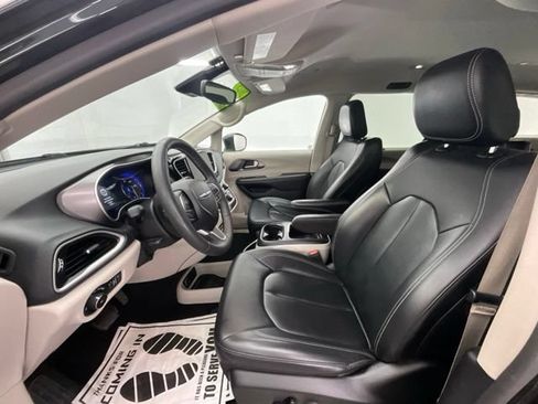 Used 2023 Chrysler Pacifica Touring-L FWD image 17