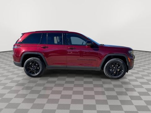 Used 2025 Jeep Grand Cherokee Altitude AWD/4WD image 12