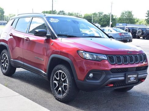 Used 2025 Jeep Compass Trailhawk AWD/4WD image 10
