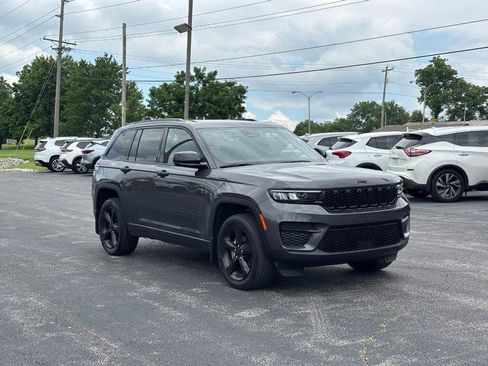 Used 2023 Jeep Grand Cherokee Altitude AWD/4WD image 3