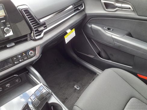 Used 2025 Kia Sportage LX image 26