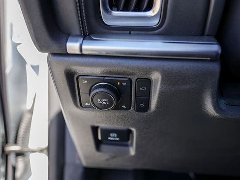 Used 2025 Ford Expedition Platinum image 16