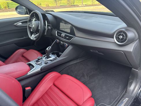 Used 2024 Alfa Romeo Giulia Veloce AWD/4WD image 19