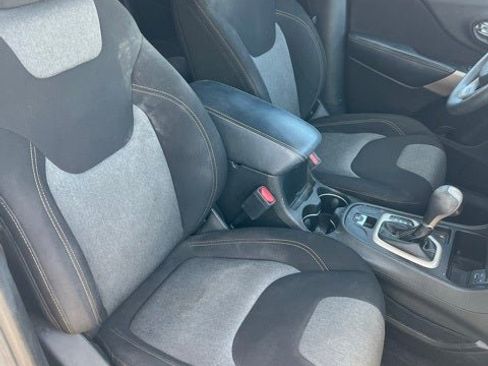 Used 2017 Jeep Cherokee Sport image 10