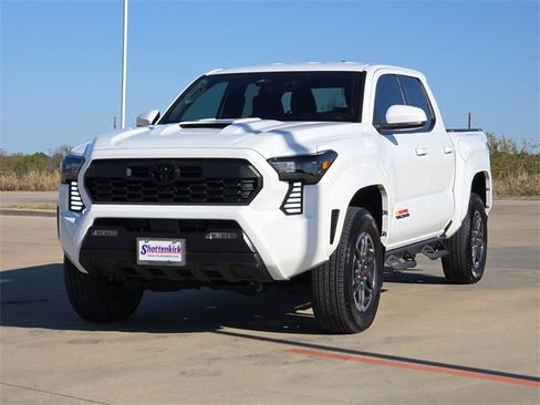 Used 2024 Toyota Tacoma TRD Sport image 3