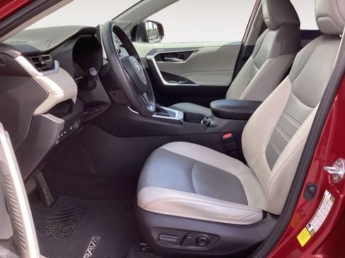 Used 2021 Toyota RAV4 XLE Premium FWD image 27