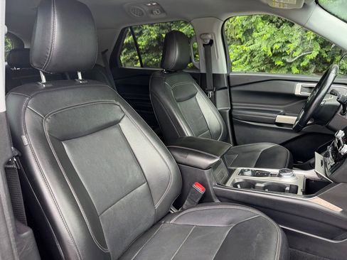 Used 2021 Ford Explorer Limited w/ Equipment Group 301A AWD/4WD image 13