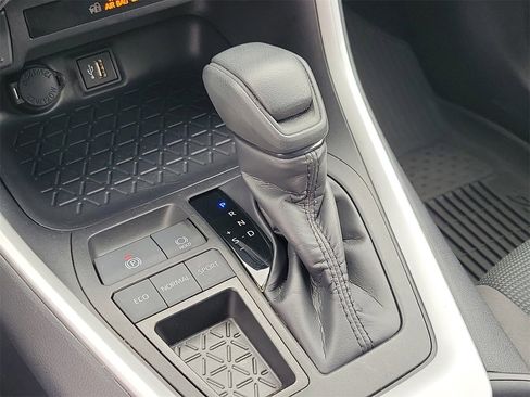 Used 2025 Toyota RAV4 LE image 27