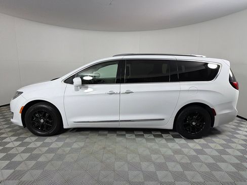 Used 2020 Chrysler Pacifica Touring-L image 5
