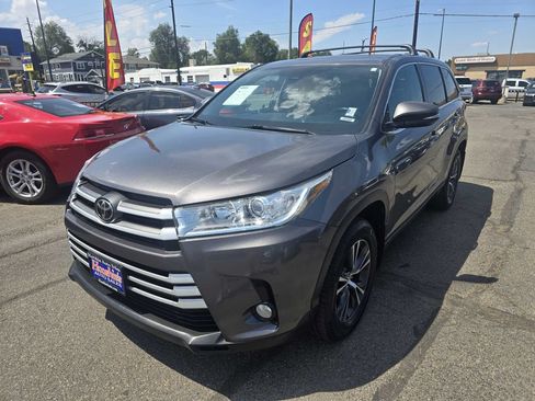Used 2017 Toyota Highlander LE AWD/4WD image 2