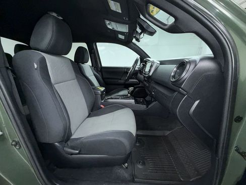 Used 2022 Toyota Tacoma TRD Sport w/ Technology Package image 13