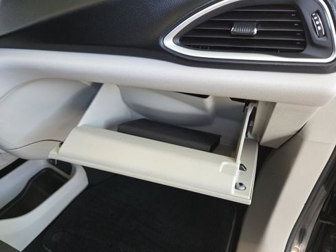 Used 2017 Chrysler Pacifica LX image 39