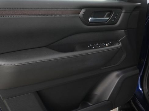 Used 2025 Nissan Armada SL image 23