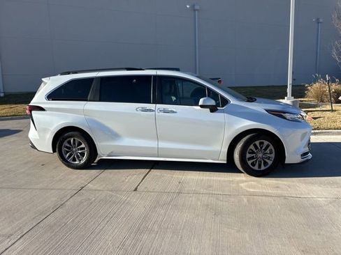 Used 2022 Toyota Sienna XLE image 2