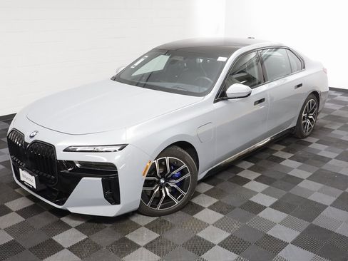 Certified 2025 BMW 750e xDrive w/ Executive Package image 2