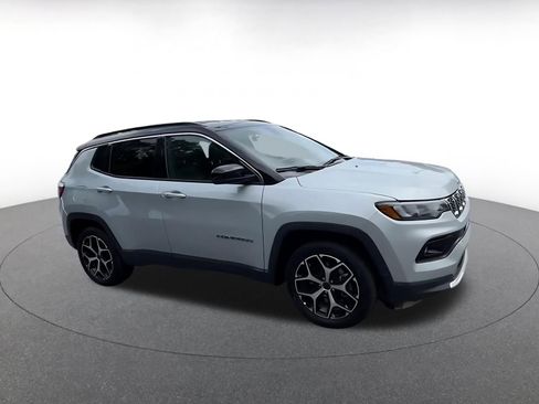 Used 2025 Jeep Compass Limited AWD/4WD image 2