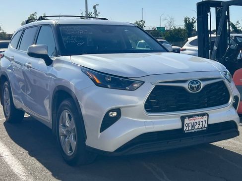 Used 2023 Toyota Highlander LE FWD image 2