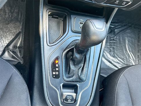 Used 2021 Jeep Cherokee Latitude w/ Mopar Interior Package image 16