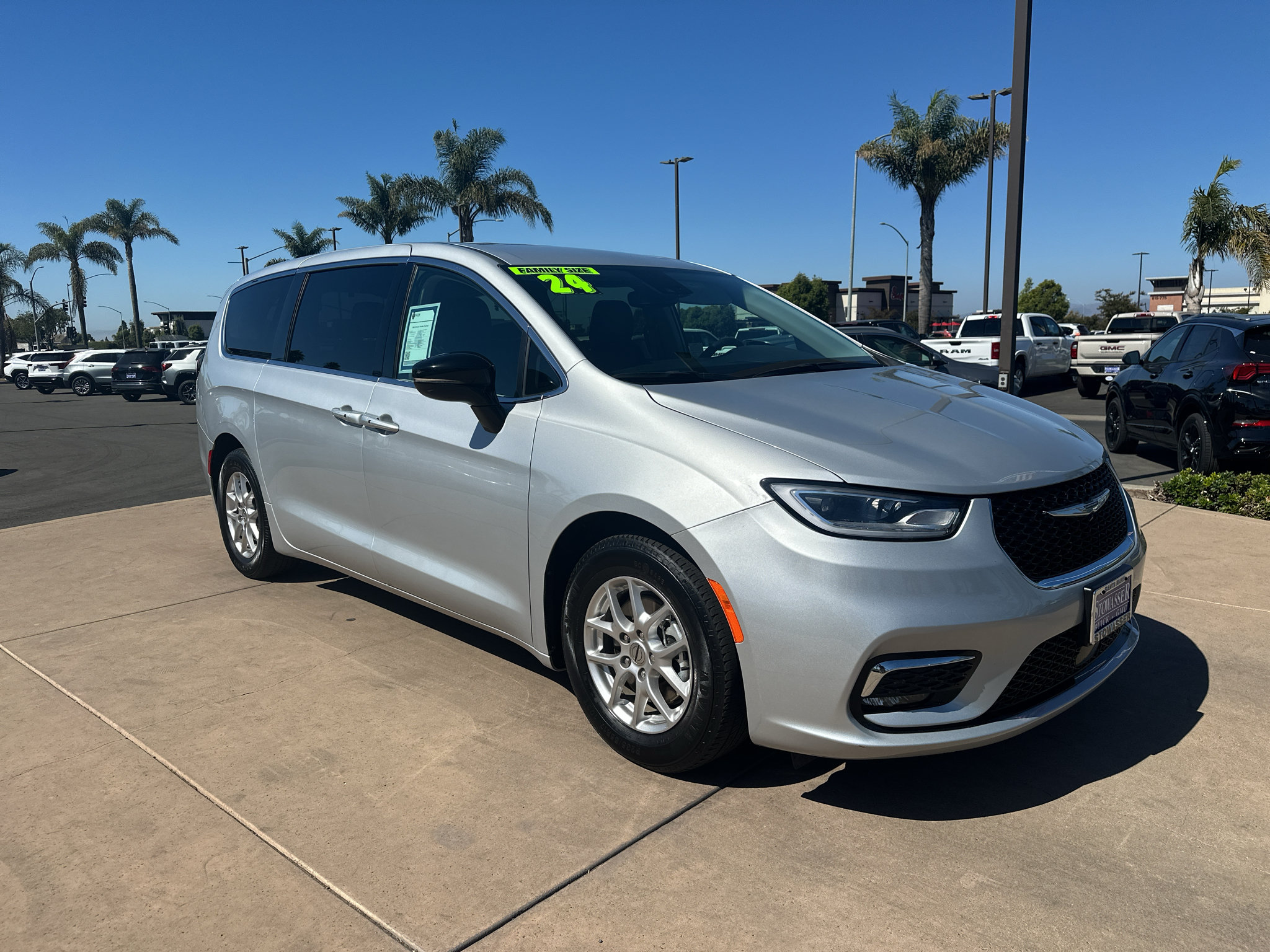 Used 2024 Chrysler Pacifica Touring-L FWD image 3